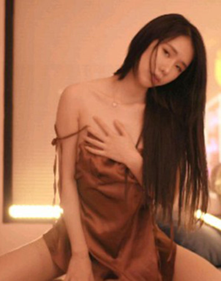 [FEILIN嗲囡囡]耐不住寂寞少妇床上翻滚001