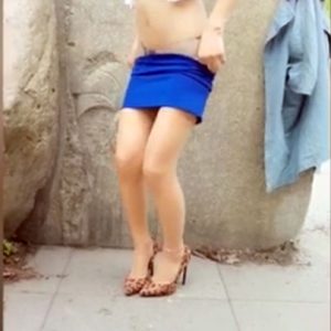 美女户外表演脱衣 太刺激了